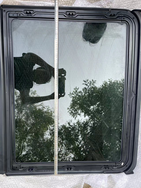 Chery Jetour X70 Plus SUV, etc. pour un verre de toit ouvrant panoramique.